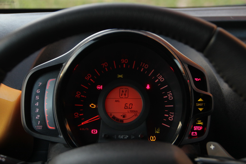 І, користуючись ним, не доводиться надовго відривати погляд від дороги і цілитися пальцем в іконку на екрані