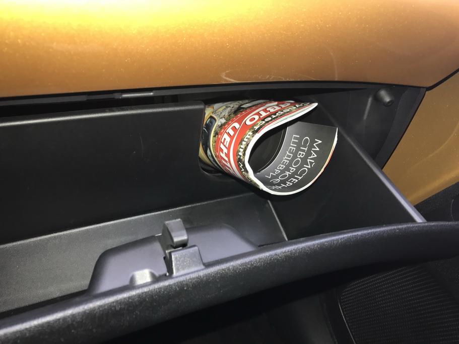 А ось вибрати абонента можна тільки через сенсорний екран, голосового управління немає