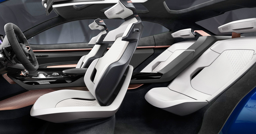 Сидіння розділені широким тунелем і, за словами розробників, анатомічно ідеальні для людини