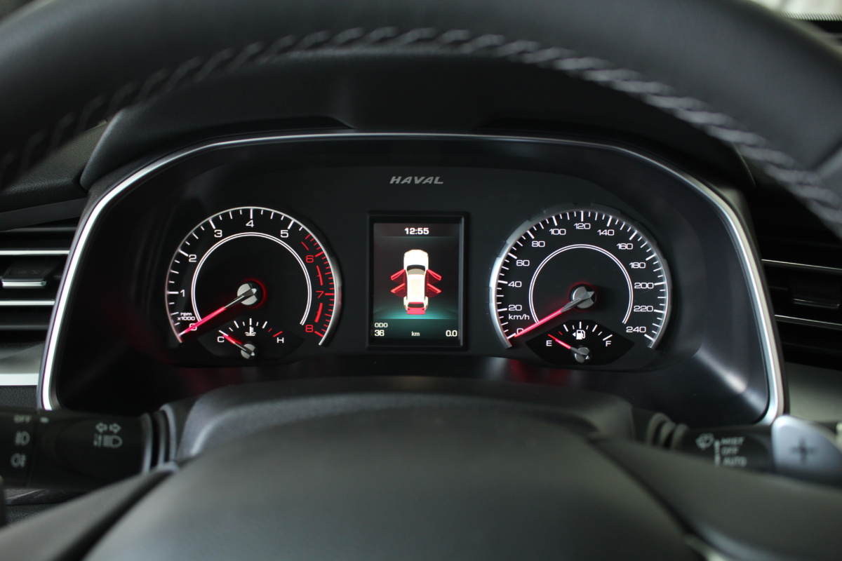 Відразу зазначу, що прерогатива лише топової версії Supreme, а в комплектаціях простіше шкали звичайні аналогові - з білим підсвічуванням і дрібної оцифруванням