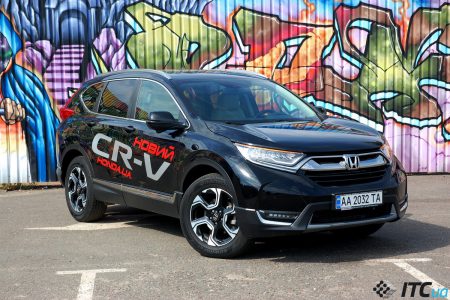 Кросовер Honda CR-V пропонує просторий салон для великої родини, величезний багажник, гідний дизайн і якість обробки інтер'єру