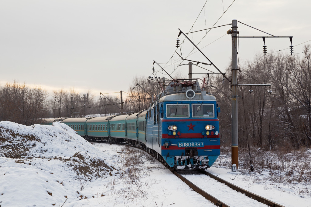 Інструкцією, що регламентує рух поїзда і робіт з виконання маневрів на залізничному транспорті Росії (скорочена назва - ИДП) встановлюється єдність правил транспорту на залізниці