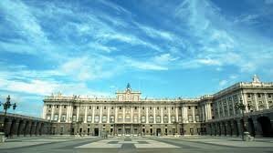 Королівський палац у Мадриді є головною резиденцією іспанських монархів, яка гордо вінчає західну частину міста