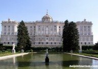 Перші згадки про Королівському палаці в Мадриді йдуть в 16-е століття, коли на місці могутньої стародавньої фортеці було споруджено розкішний замок, але в 1734 році пожежа спалив його дотла
