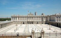 Пізніше, король Іспанії Філіп V за участю Філіппо Юварра, генія з Італії, почав спорудження нового Королівського палацу в Мадриді в стилі бароко
