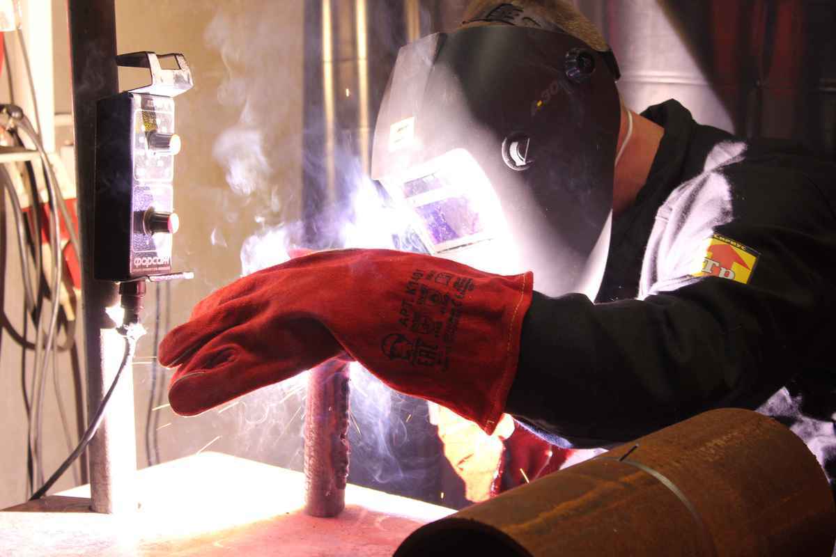 За кожним учасником під час зварювання був закріплений член журі, який контролював час і правильність виконання завдання, фіксував необхідні дані і стежив за дотриманням вимог техніки безпеки при проведенні зварювальних робіт