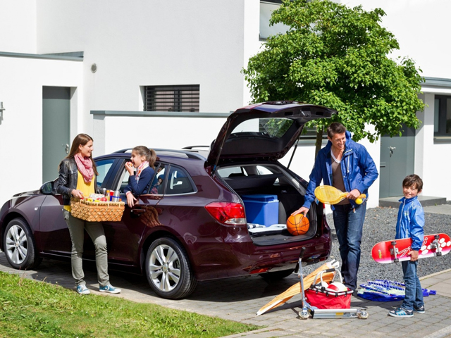 Сьогодні за кермом часто можна побачити майбутніх мам або жінок з дітьми