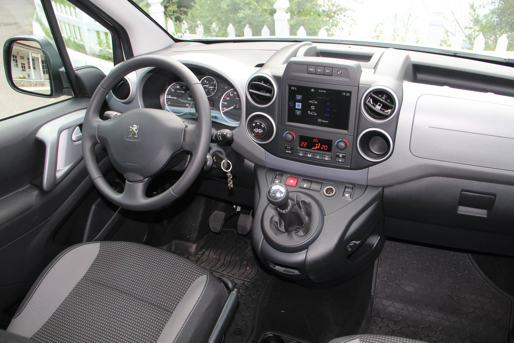 В іншому це звичний нам Peugeot Partner Tepee в багатій комплектації Outdoor