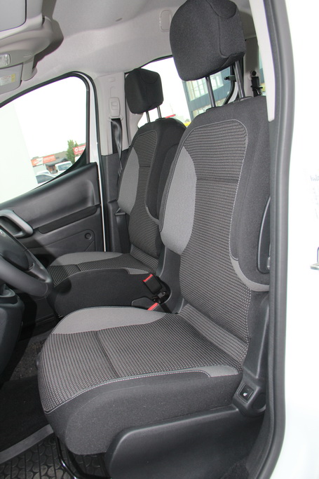 Залишилася і широка полиця над лобовим склом