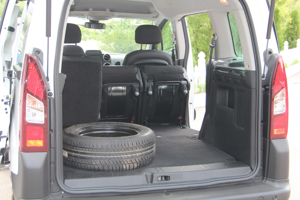 А ось сказати це про багажник саме повнопривідної машини я не можу