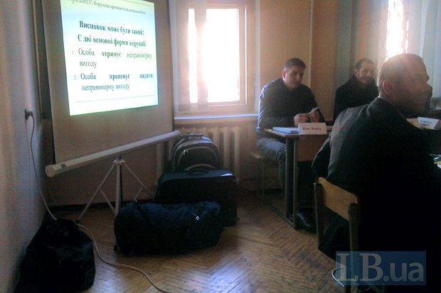 Біля вікна - чотири великих дорожніх сумки, очевидно, іногородніх учасників набору