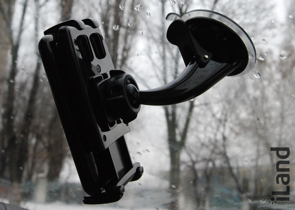 Їхнє становище регулюється, тому можна не турбуватися, що одна з скоб затисне кнопку вимикання смартфона - кріплення можна просто змістити трохи в сторону