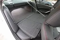 Спинки задніх сидінь Mazda6 можна скласти в пропорції 2: 3 прямо з багажника