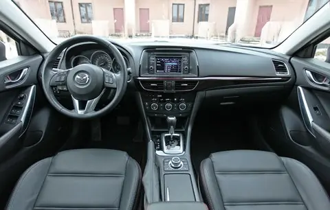 Інтер'єр Mazda6 - кращий як за якістю, так і за організацією робочого місця водія