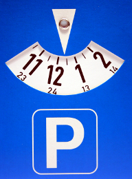 На паркувальних годиннику потрібно встановити час прибуття, округлене до наступного рівного години або півгодини