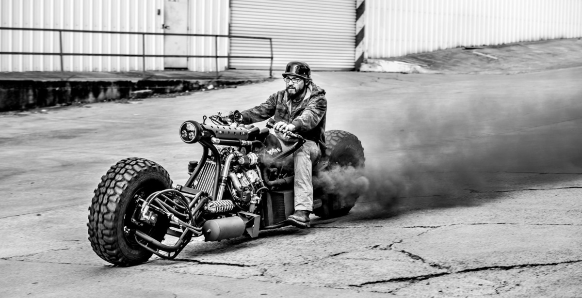 Подальше оснащення повнопривідного мотоцикла двома повітрозабірниками, масляними радіаторами з боків і 10-літровими повітряними балонами AirMaxx у вигляді бомб, призвело до того, що транспортний засіб стало походити на щось військове, що і визначило його подальшу конструкцію і зовнішній дизайн