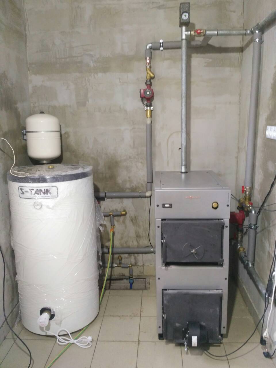 Фото установки буферної ємності для твердопаливного котла Будинок котлів Мінськ