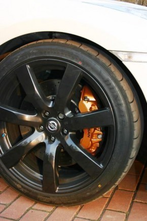 Лише загальмувавши, а зупинятися автомобіль вміє так само швидко, як і розганятися, завдяки величезним вентильованим переднім і заднім гальмівним дискам Brembo, ти згадуєш про те, що хотів подивитися, до якої швидкості розігнався