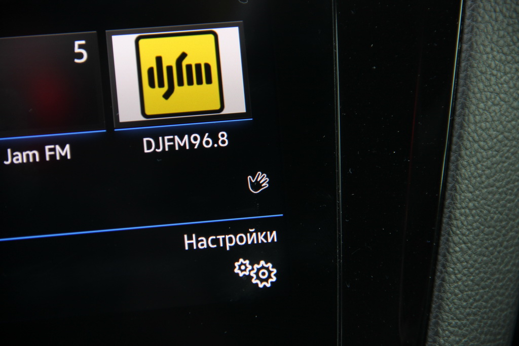 Штатна мультимедійна система Сomposition Media має трохи менший екран, так як у топового комплексу Discover Pro все кнопки сенсорні і є дуже цікава особливість