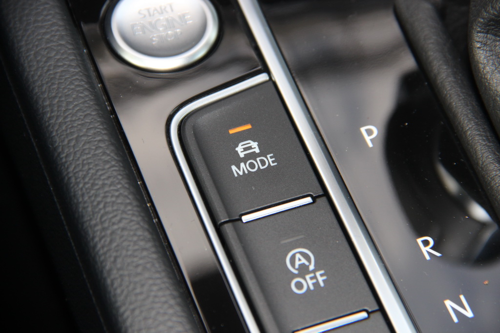 Тому навіть при включенні еконастроек силового агрегату Артеон все одно їде сильно і впевнено