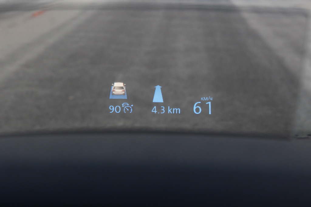 Він піднімається за щитком приладів, а значить, в разі заміни лобового скла воно буде коштувати помітно дешевше, ніж якби картинка показувалася на ньому