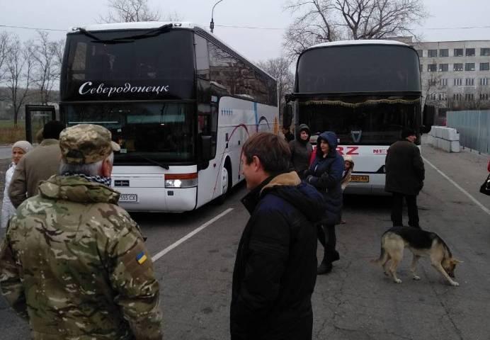 Після тривалої і неодноразової перевірки документів через КПП пропустили лише один автобус з п'яти