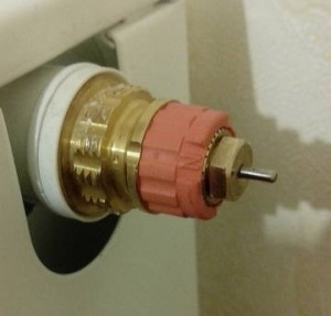 Якщо замість різьби клапан з «червоним ковпачком» - тоді вам необхідний термостатичний