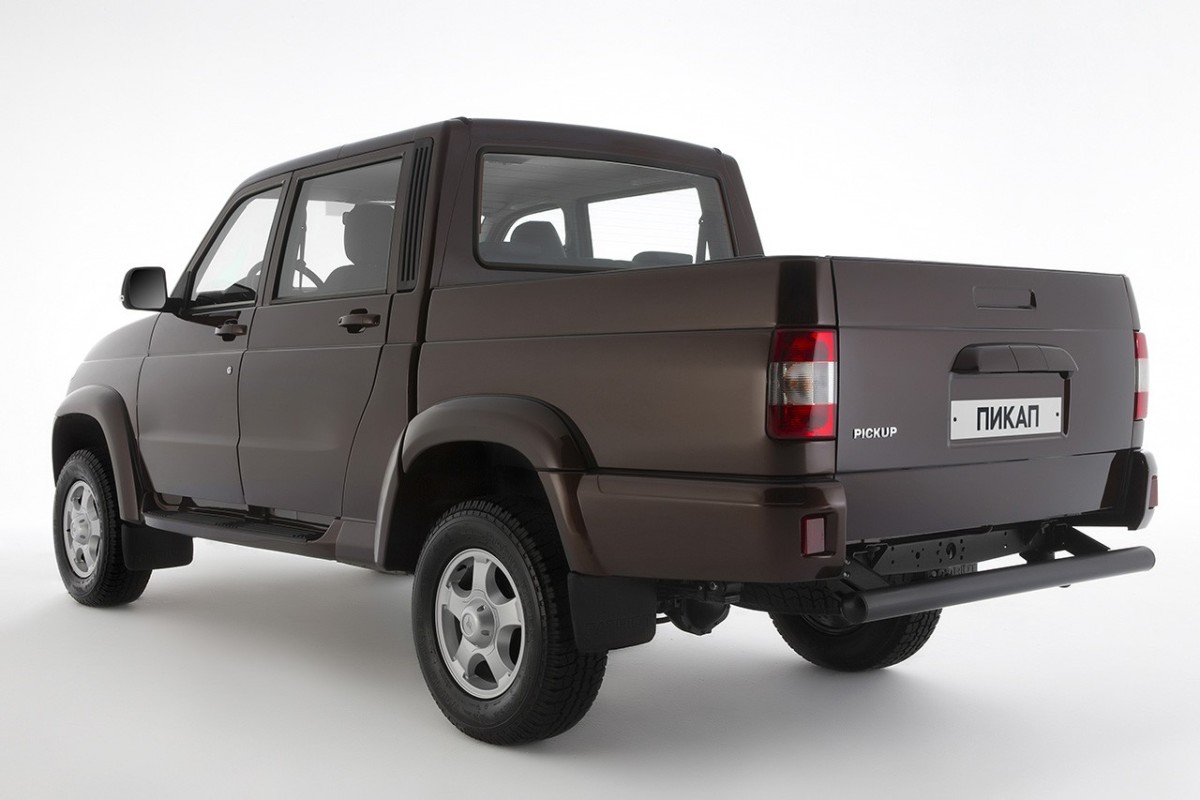 Оновлений УАЗ Патріот Пікап отримав також конструктивні зміни щодо підвищення пасивної безпеки, серед яких - поздовжнє посилення каркаса статі, додаткові кронштейни кріплення кузова до рами, посилення передньої стійки боковини, і найголовніше - енергопоглинаюча складається рульова колонка нової конструкції