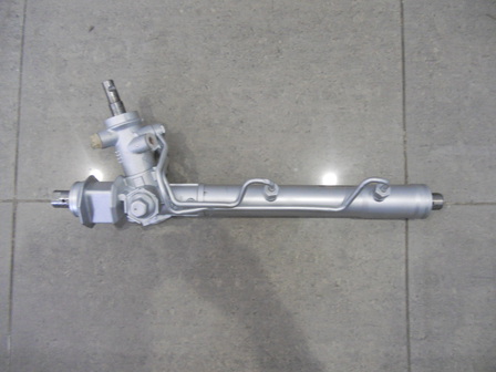 Км розбивається втулка рульового механізму, про що свідчить стукіт при проїзді нерівностей, а також нерідко підтікають сальники рульової рейки і насос підсилювача