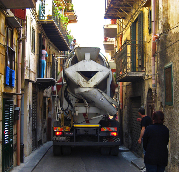 Велика машина на маленькій вулиці в містечку Монреалі, Сицилія   Під час зйомки цього кадра постраждало два балкона житлового будинку