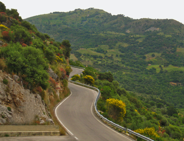 Дорога в горах Ле Мадоніє, на під'їзді до містечка ізнелло, Сицилія   фото crazy-traveller