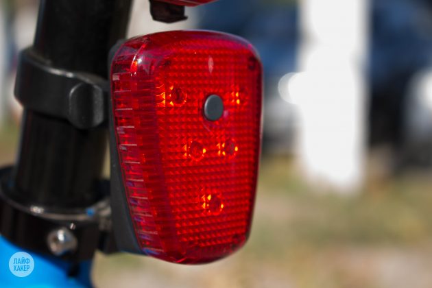 Причому, чим він більший і яскравіше, тим краще: на жаль, випадки, коли велосипедистів збивають навіть на узбіччі, нерідкі