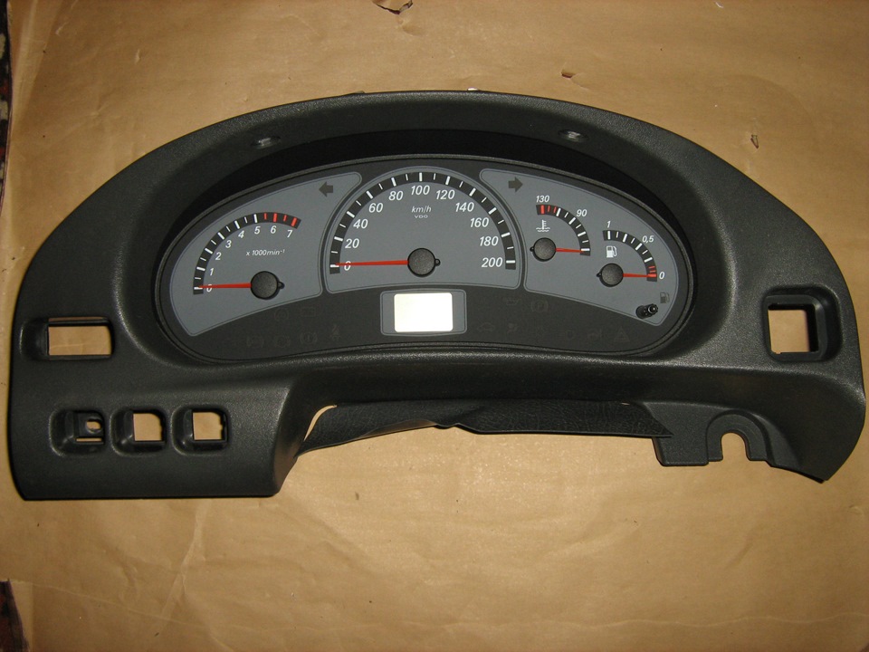 Щитки приладів, монтовані на ВАЗ 2110 бувають двох варіацій - старого зразка і нового зразка, що залежить від року, в якому було випущено транспортний засіб