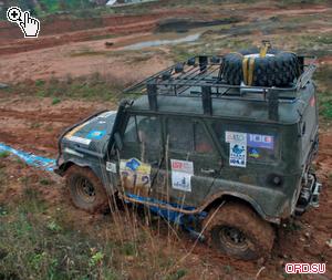 Ну яка ж підготовка позашляховика обходиться без установки на машину експедиційного багажника, обвішаного фарами і шанцевий інструментом