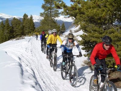 Ваш   гірський велосипед,   приємний хрускіт під колесами, сонце, ліс, засипаний снігом - що може бути краще