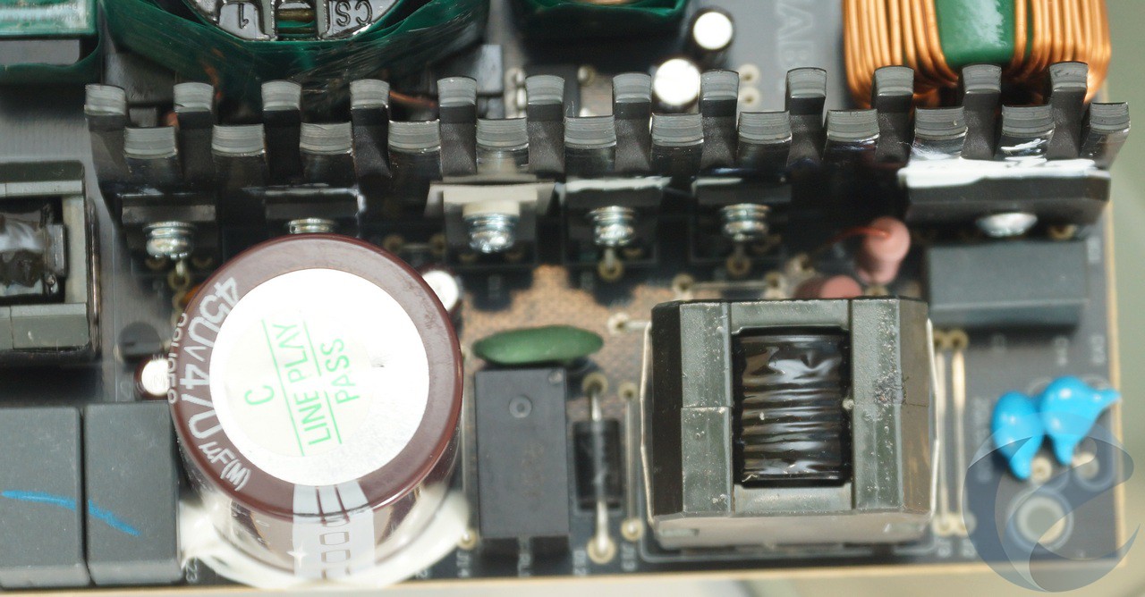 На загальному радіаторі з краю розмістилася діодний збірка GBU15L06, далі парочка транзисторів перетворювача - R6030ENX, пара транзисторів коректора потужності - GP28S60G і діод D0865C5
