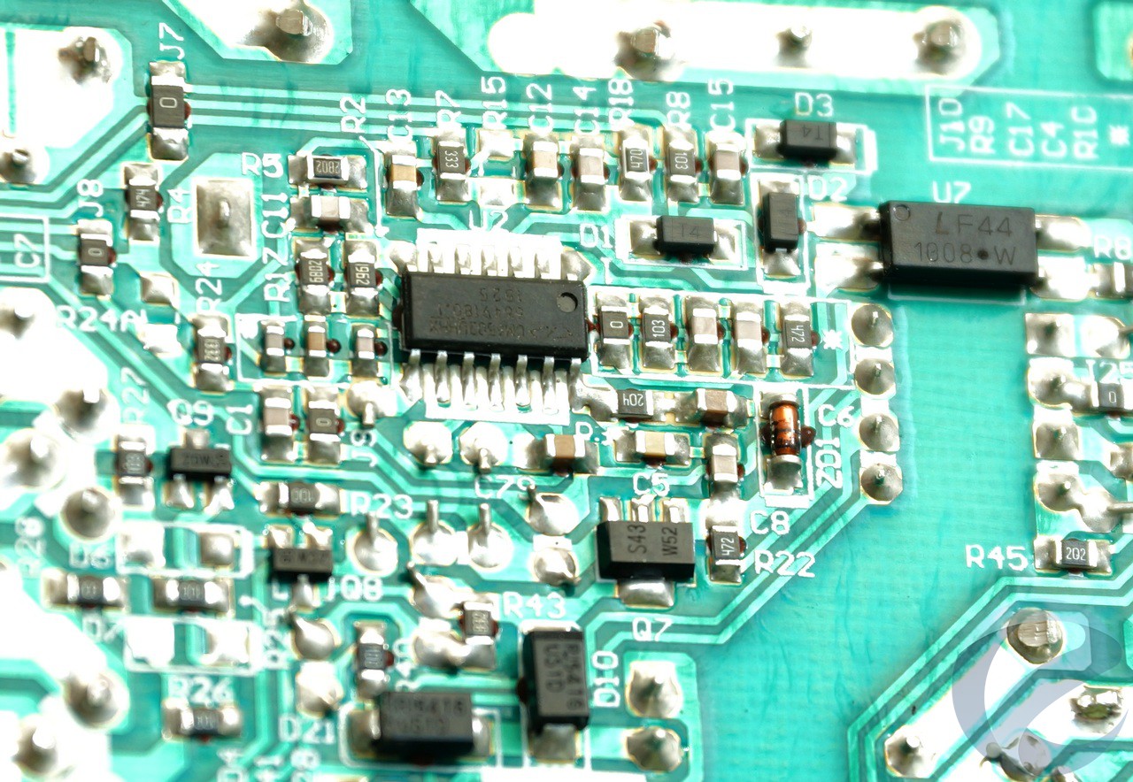 А мікросхема управляє коректором потужності СМ6502 розташовується на зворотному боці основної плати