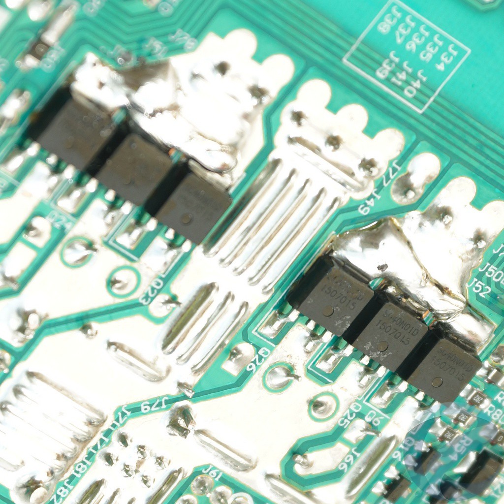 Шість транзисторів синхронного перетворювача SG40N01D розташовані на зворотному боці плати, через припой і доріжки плати вони контактують і охолоджуються двома тонкими радіаторами на лицьовій стороні плати