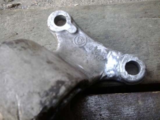 Природно, майстри допустили косяк, зламавши вухо алюмінієвого корпусу сайлентблока поздовжнього важеля