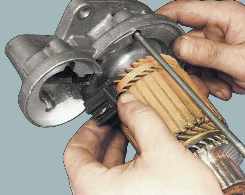 У корпусі стартера закріплені чотири обмотки збудження