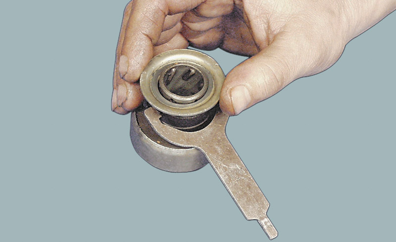 Так виглядають деталі привода стартера: 1 шестерня;  2-важіль приводу;  3-обгону муфта;  4-тарілчаста шайба