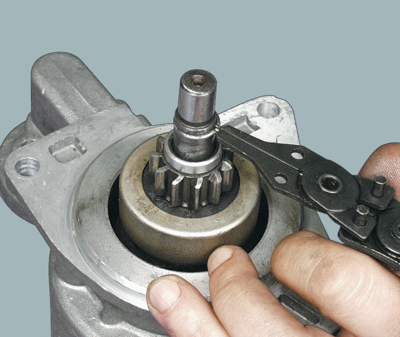 Обмежувальне кільце зафіксовано стопорним кільцем, встановленим під ним