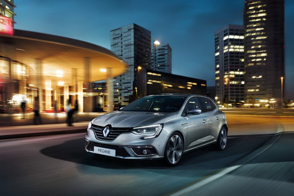 Яскравою особливістю нового Megane стали стильні С-образні фари, які заходять на бампер