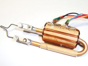 Електронна схема і імпульсний трансформатор розділені   Відокремлений від схеми трансформатор