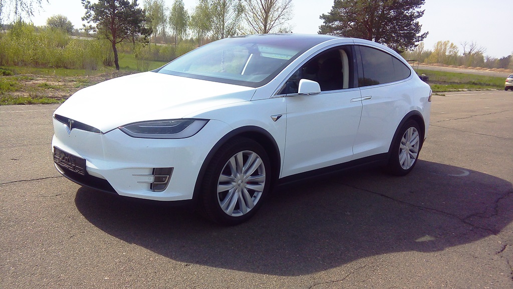 Щоб досягти максималки в 250 км / ч, прямо «Чайки» не вистачає, і нам доводиться різко витормажіваться