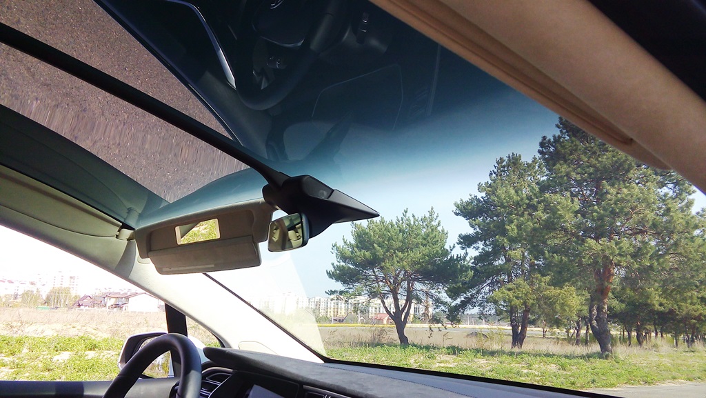 Скло тоноване, тому за ним не відчуваєш себе, як в акваріумі