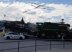 У Вінниці 9 липня, близько 13:00 вантажівка, що перевозила комбайн, обірвав тролейбусні електролінії на площі Героїв Чорнобиля