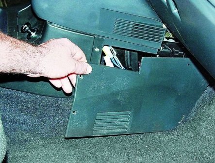 Зазвичай елементи захисту ланцюга бензонасоса розташовані по центру