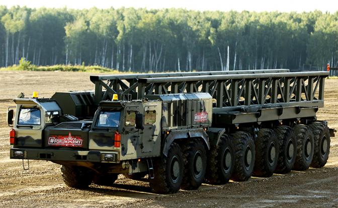 Важливим епізодом закінчився в Підмосков'ї Міжнародного військово-технічного форуму «Армія-2018» став динамічний показ гігантського спеціального колісного шасі КамАЗ-7850 (проект «Платформа-О»)
