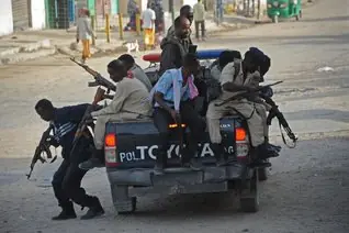 Поліцейський автомобіль (зліва) в Сомалі виглядає приблизно так само, як і автомобіль з бойовиками (праворуч)
